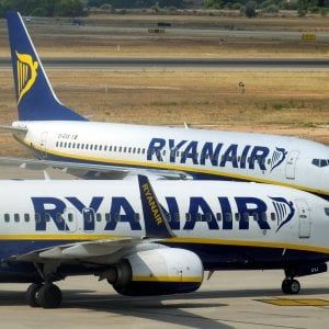 O'Leary: "Ryanair non riprenderà a volare con obbligo di posti vuoti". Patuanelli: "Alitalia, difficile zero esuberi" 
