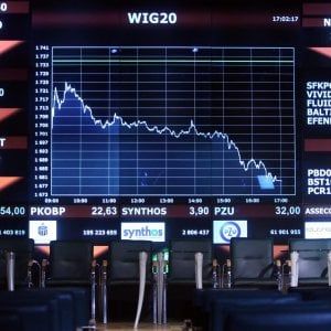 Cina contro S&P sul taglio del rating: "Decisione sbagliata". E l'agenzia declassa anche Hong Kong