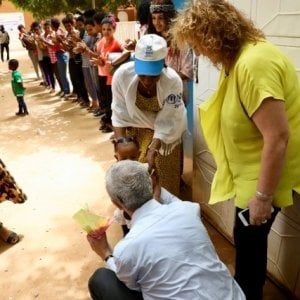 Niger, 112 migranti tornano dai campi libici. Ad accoglierli Filippo Grandi (Unhcr)