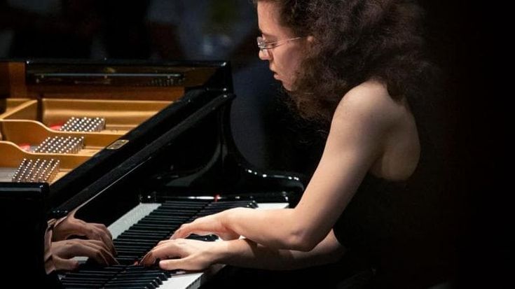 È stata l’enfant prodige del pianoforte: Marie-Ange Nguci suona al Petruzzelli di Bari
