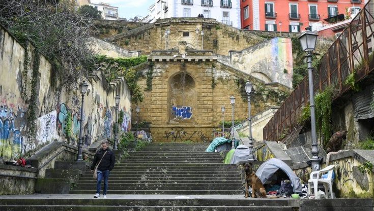 Napoli, scale di Montesanto: le tende dei clochard tra siringhe e rifiuti. Rioccupata l'ex sede Atan