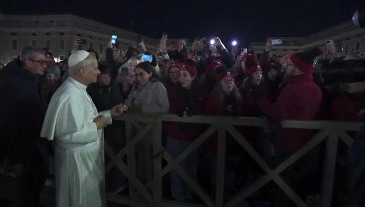Vaticano, Papa Leone presiede i Vespri della fine dell'anno. Poi saluta i fedeli in piazza