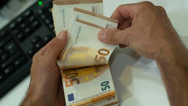 Si finge innamorata e tra prestiti e regali gli porta via 10mila euro: condannata donna di 27 anni