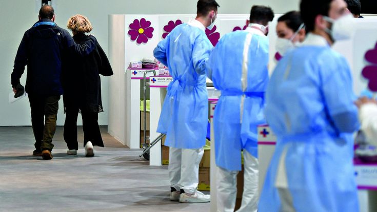 Il governo incalza le Regioni. "Regia unica e turni di notte"
