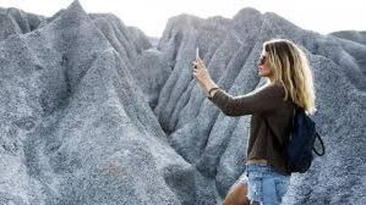 Roaming in vacanza, cosa cambia nel 2026: più giga all'estero, ma non per tutti