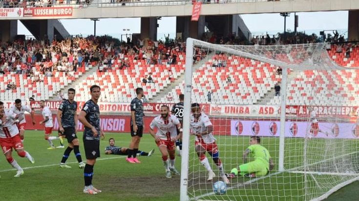 Il Bari non sa più vincere: 1-1 contro il Como in dieci. E il San Nicola fischia: “Meritiamo di più”