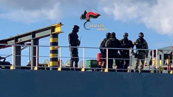 Brindisi, teste di cuoio su una nave battente bandiera panamense: inchiesta sui traffici dal Sud America