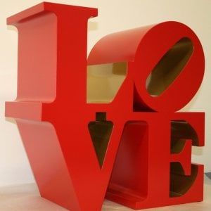 Roma, cuori e atmosfera kitsch: la mostra Love al Chiostro del Bramante