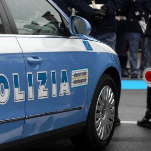 Roma, costringono la nipote 13enne a prostituirsi: cinque arresti 
