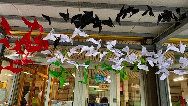Dai licei alle elementari, origami e flashmob contro la guerra: “La scuola non può essere neutrale”