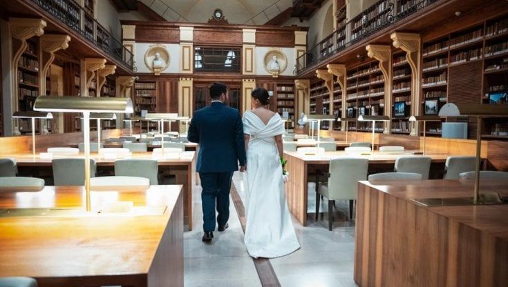 In biblioteca per il matrimonio: a Lecce Marco e Gabriella celebrano il luogo del primo appuntamento. "La voglia di studiare ci ha sempre accomunato"