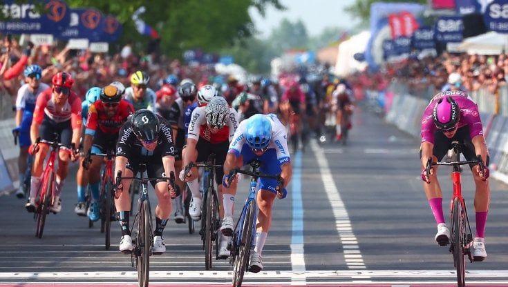 Giro d'Italia, doppietta italiana allo sprint: Dainese al fotofinish brucia Milan. Thomas resta in rosa 
