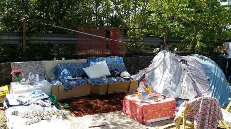 Con tenda e materassi in un giardino di Firenze: denunciata coppia di turisti