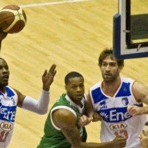 Basket: Reggio Emilia 'sgambetta' Brindisi e vede i playoff