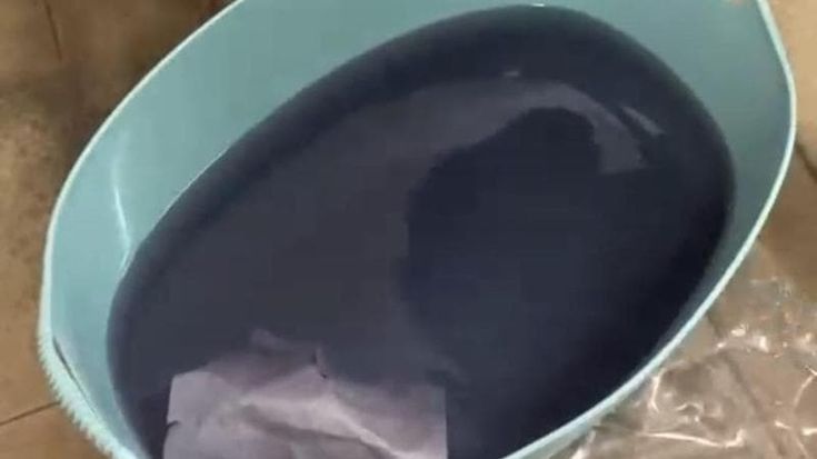 "Magliette di cartapesta” ai vigili del fuoco: se si bagnano si disintegrano e perdono il colore