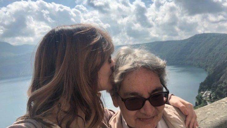 Anziani soli nelle Rsa. Giulia: "Una videochiamata di 10 minuti al mese per dire a mia madre 'mi manchi'"