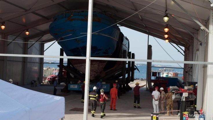 Il barcone dei mille migranti morti finirà in un hangar: fine indecorosa dell'icona di una strage