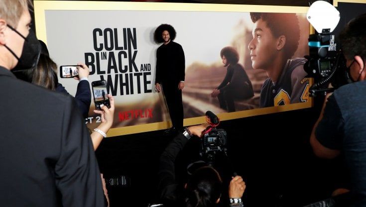 Kaepernick e la sua lotta contro il razzismo in "Colin in black & white": su Netflix la denuncia del quarterback escluso dalla Nfl 