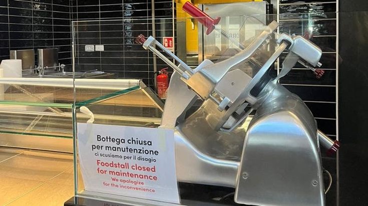 Blatte e sporcizia, blitz di Ats al Mercato Centrale: chiusi 17 locali, solo 4 attività in regola