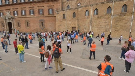 Palermo, manifestazione dei gilet arancioni sotto l'Ars. Pappalardo: "Ci hanno rotto con queste false pandemie"