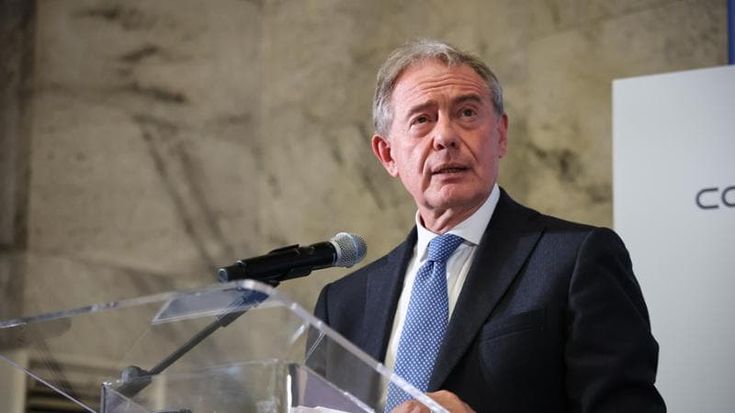 Urso: “Aiuti alle tlc per 629 milioni”. Nuovo voucher a famiglie. Le aziende: risorse sono scarse