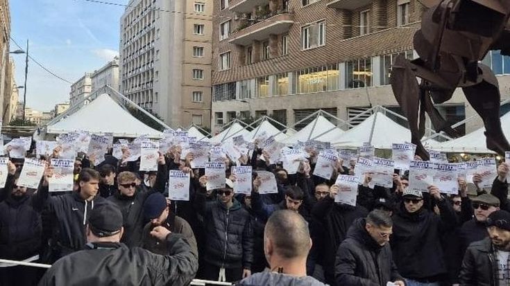 Napoli, protesta degli ultras all'esterno di Palazzo San Giacomo contro il divieto di trasferta