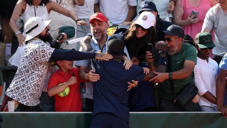 Ruba racchetta a Tiafoe al Roland Garros: "Se me la ridai ti regalo due biglietti"