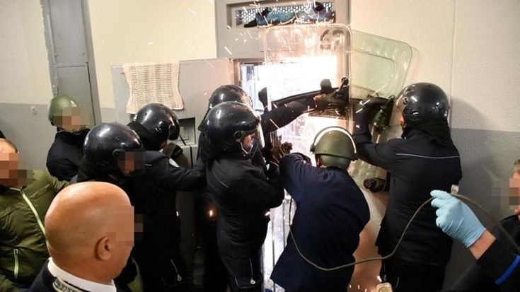 Fuoco e scontri nel carcere di Torino, tre agenti intossicati: “Un padiglione è in mano ai detenuti”