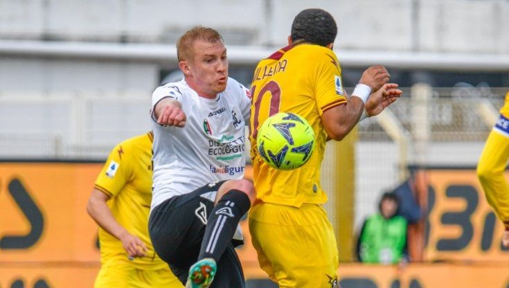 Spezia-Salernitana 1-1: Shomurodov rimedia all'autorete di Caldara