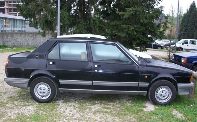 Varese, trattori e vecchie auto blu all'asta del Comune