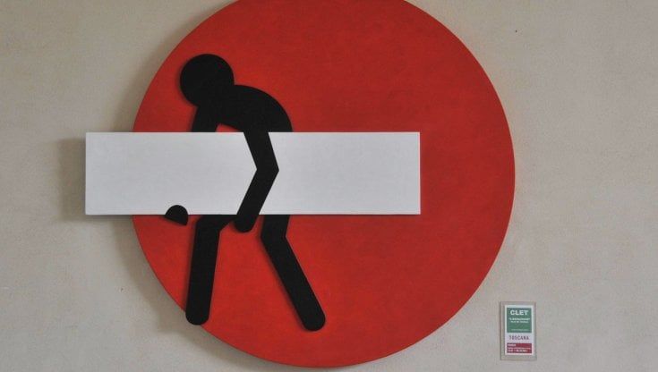 Clet, lo street artist invitato dal Comune di Cascina e poi multato dai vigili: deve pagare oltre 5000 euro
