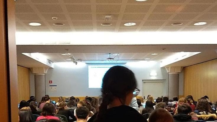Docente precaria al corso di abilitazione, con il figlio di cinque mesi per non perdere la cattedra