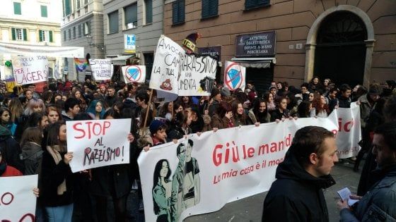 Le scuole di Genova in piazza per dire no al razzismo