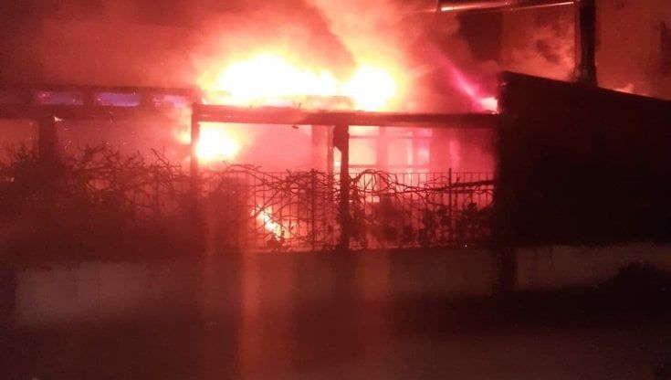Ristorante distrutto da un incendio, nel Foggiano l'incubo di un nuovo attentato nonostante i rinforzi inviati dal Viminale