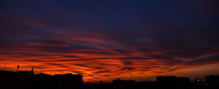  L’aria serena dall’Ovest, così vento e nuvole hanno creato il tramonto-spettacolo 