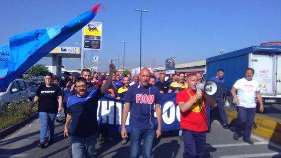 Whirlpool, nuova protesta: gli operai bloccano via Argine a Napoli