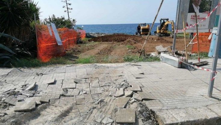 Salento, idrovolanti nel Giardino della memoria: interrogazione al Parlamento europeo. E intanto cede un tratto di costa
