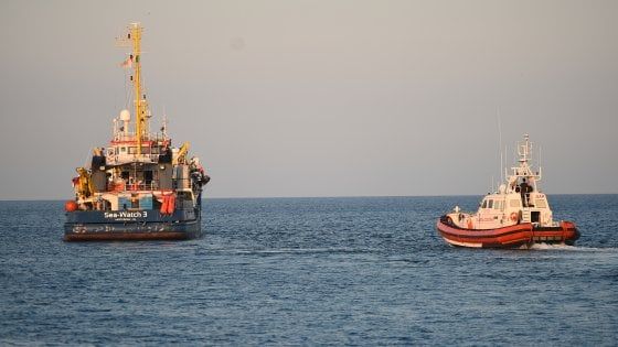 Migranti, diciotto sbarchi in 24 ore a Lampedusa. Arrivano in 618, l'hotspot pieno non può ospitarli per la quarantena