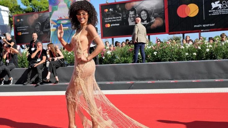 Ciak si sfila: la modella Leila e il cantante Supino tentati dalla rete. E poi arriva un paralume
