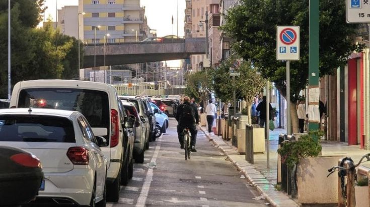 A Japigia, dopo le proteste, il Comune ridisegna la pista ciclabile. “Per adesso una sola corsia protetta”