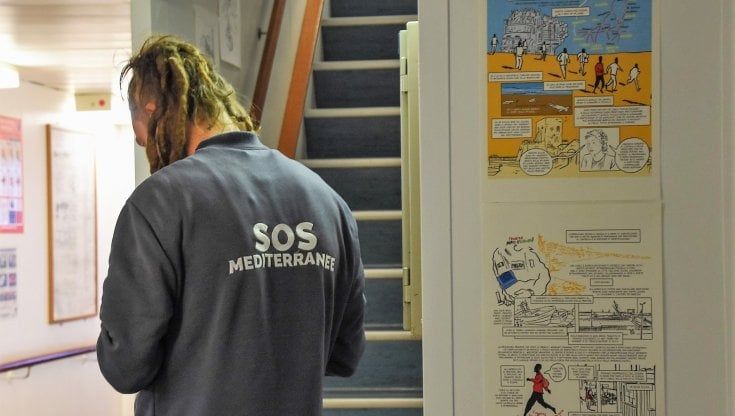 Migranti, a bordo della Ocean Viking una mostra per raccontare lutti, speranze e sogni di integrazione
