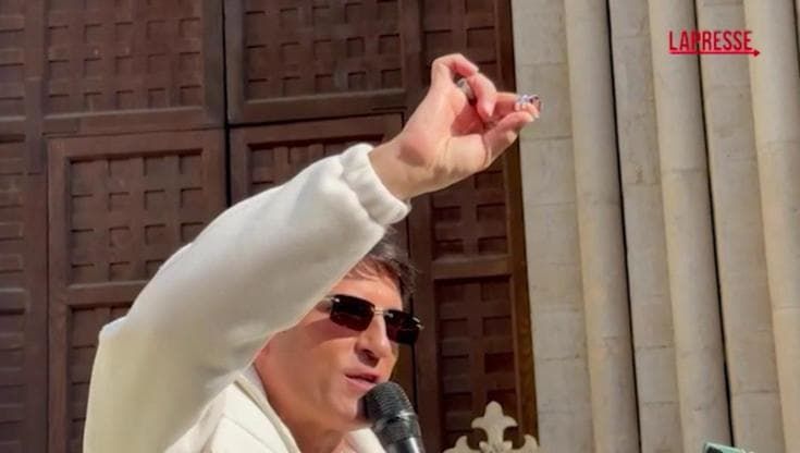 Sanremo, flash mob di Sal Da Vinci: improvvisa un matrimonio e canta "Per sempre sì" in piazza