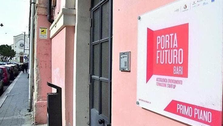 Il paradosso di Porta Futuro, l’agenzia per il lavoro di Bari a fine anno manda a casa 25 operatori