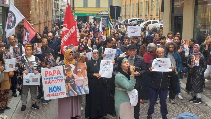 Caso Adriatici, presidio davanti al tribunale di Pavia: "Verità e giustizia per Youns, qui ci sono gli amici dell'assessore che lo ha ucciso"