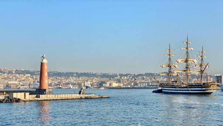 Napoli, il fascino del Vespucci al Molo Angioino