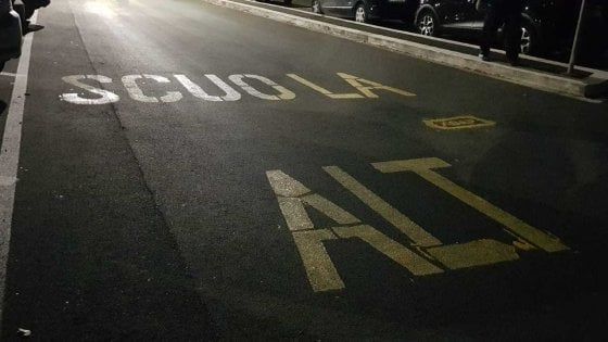 Roma, gappisti all'opera sulla segnaletica stradale per far attraversare i bambini