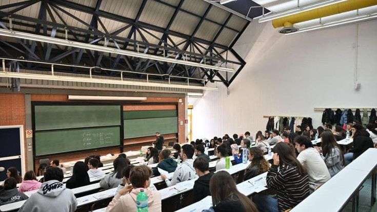 Medicina, gli studenti: “Noi cavie, format da bocciare”. Giallo foto ai test, sospetti su aiuto IA