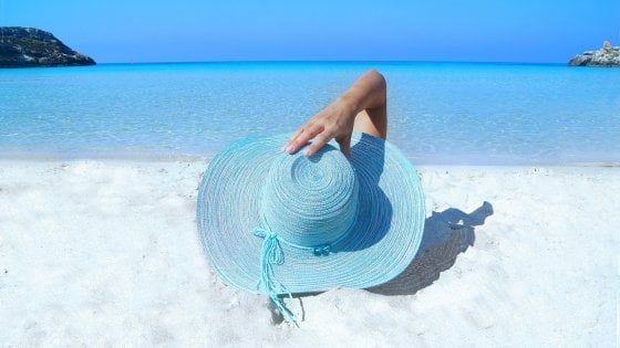 Vacanze, epidemie e allerta meteo: cosa sapere prima di partire per mete esotiche