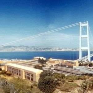 Il miracolo del ponte sullo Stretto: non c'è ma costa 1,5 milioni all'anno