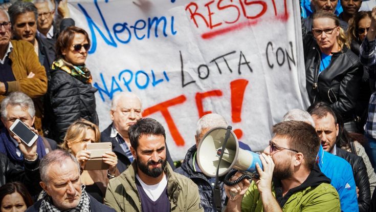 “Camorristi infami”, la rivolta dei napoletani in piazza per Noemi